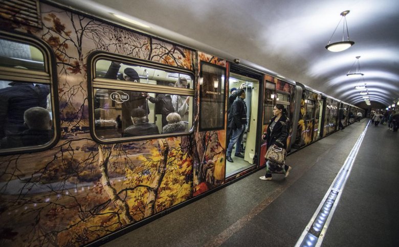 Поезд акварель в московском метро