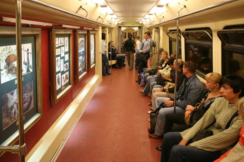 Поезд акварель в московском метрополитене