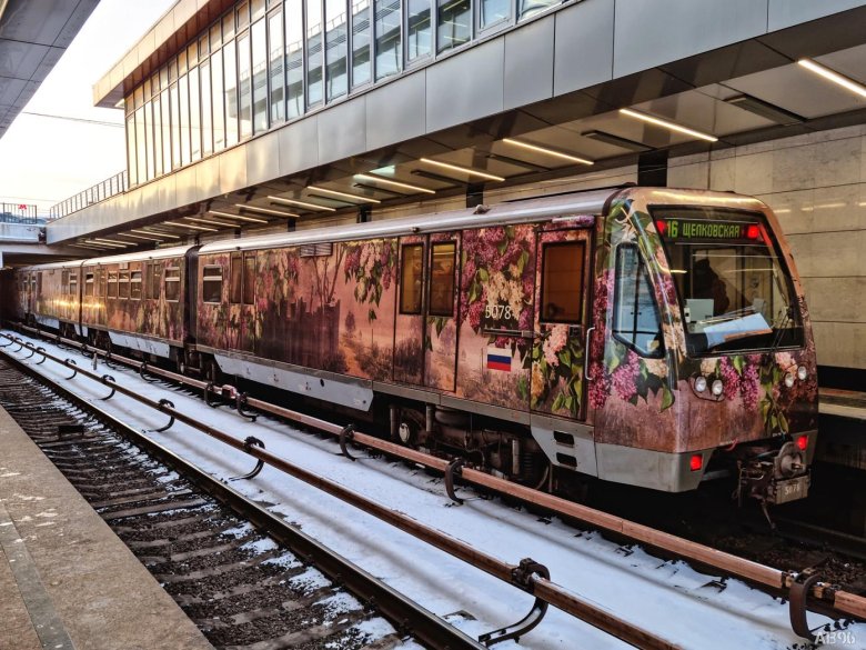 Поезд акварель в московском метро