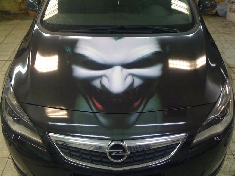 Наклейка на капот автомобиля