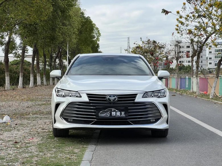 Белая тойота