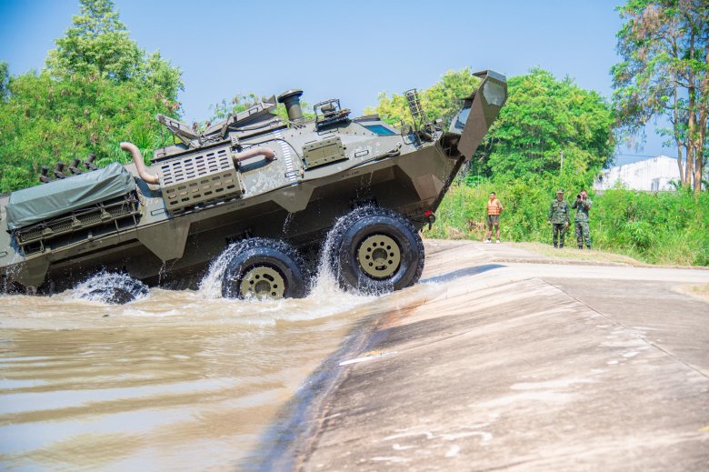 Amphibious armored personnel carrier