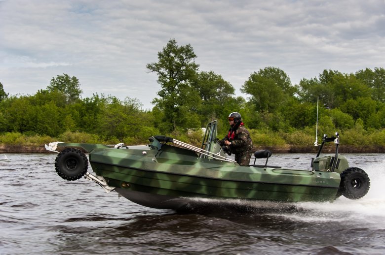 Военный катер амфибия ирбис