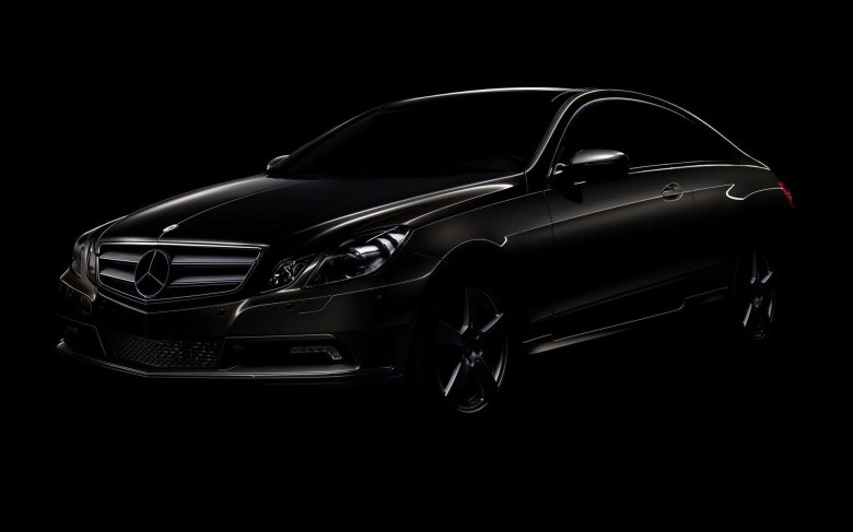 Черный мерседес бенц е класса