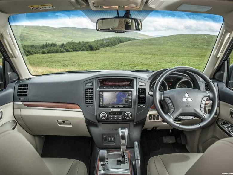 Mitsubishi pajero салон