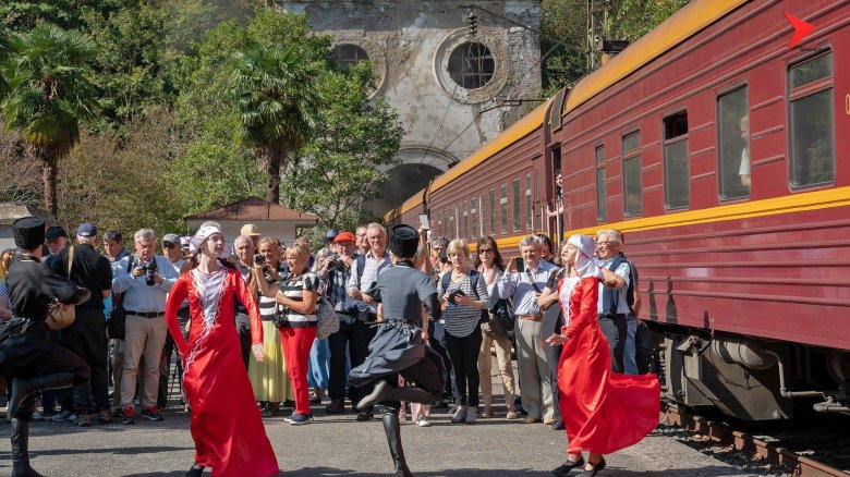 Туристический поезд сочи гагра вагоны