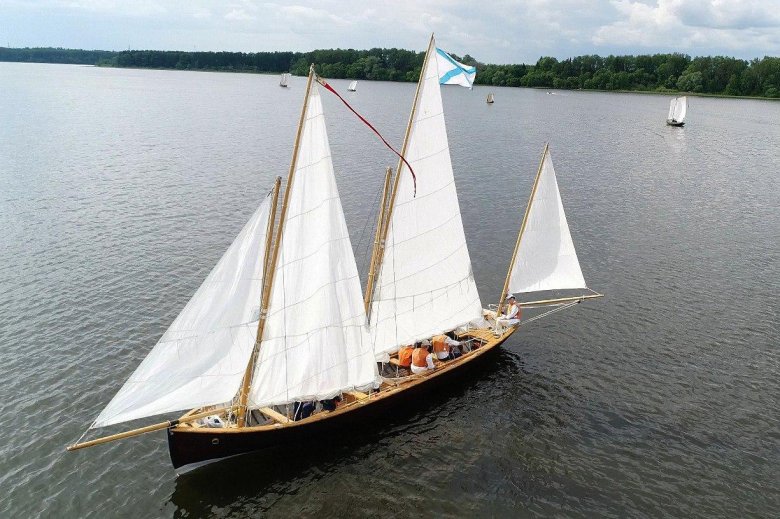 14-весельный гребной катер