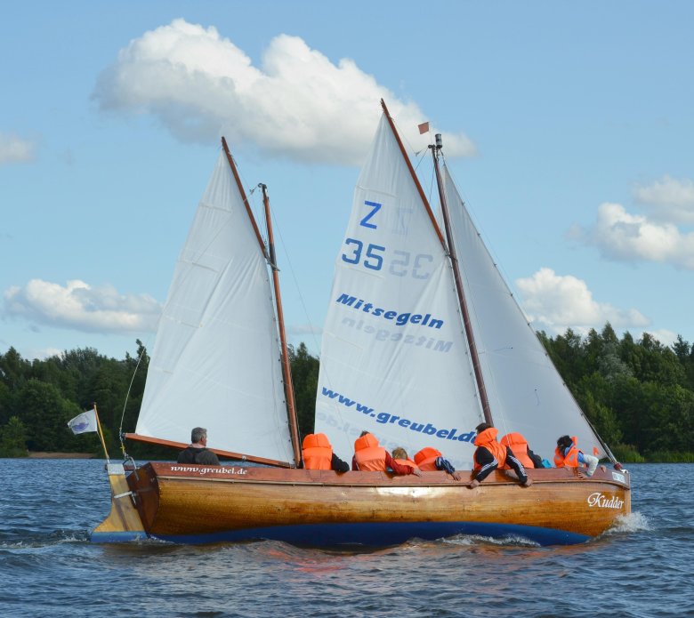 Миникат парусный катамаран