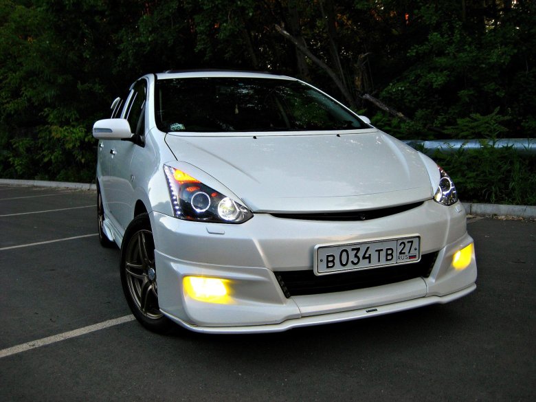 Реснички тойота виш zne10