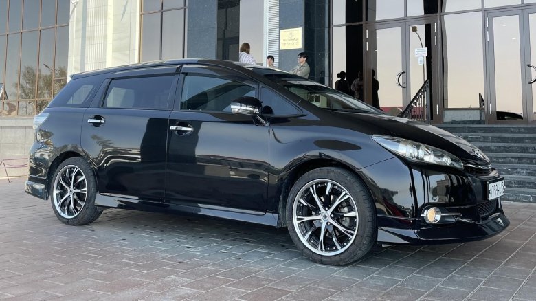 Тойота виш 2012