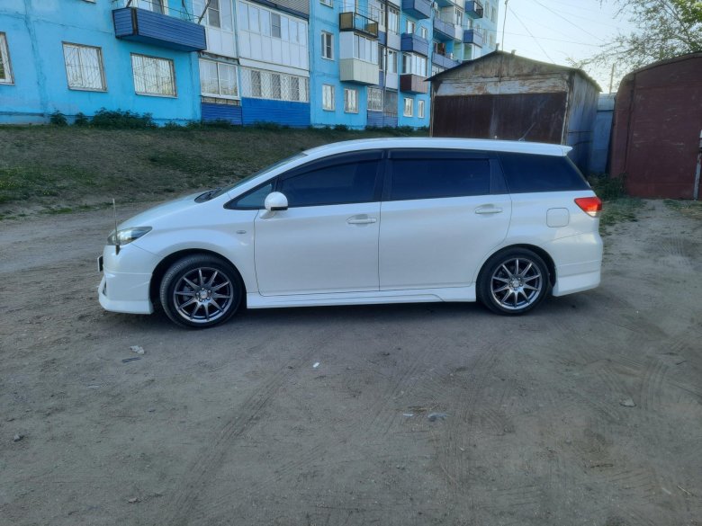 Тойота виш 2010 года