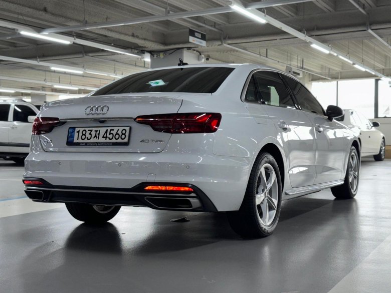 Белая ауди а 4