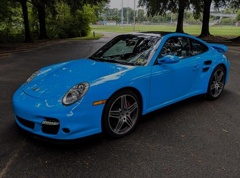 Машина небесно голубого цвета