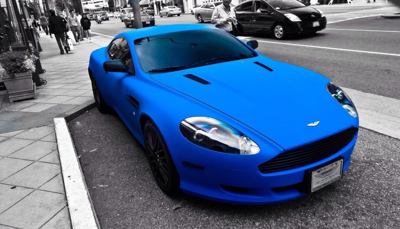 Синяя машина астон мартин