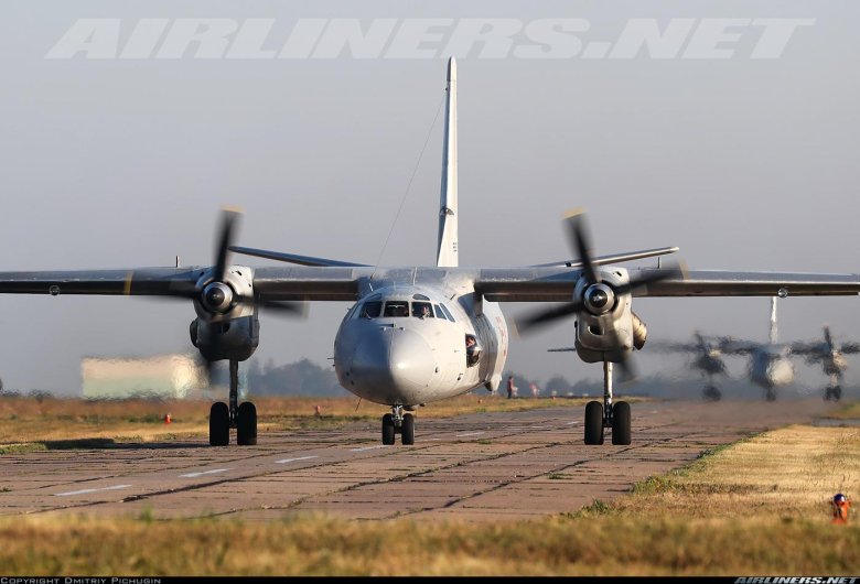 Ан 26 военно транспортный самолёт