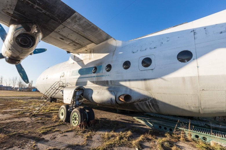 Ан 8 военно транспортный самолёт