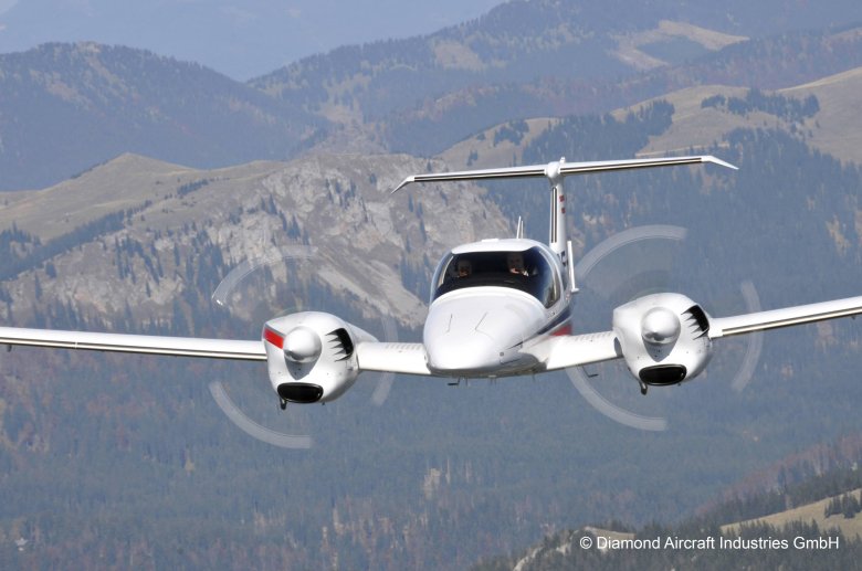 Самолет diamond da-42