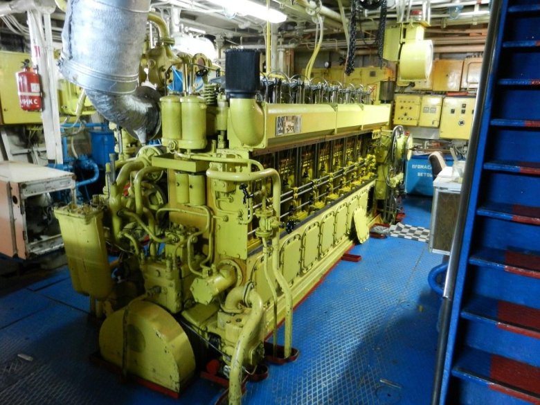 Судовой дизельный двигатель