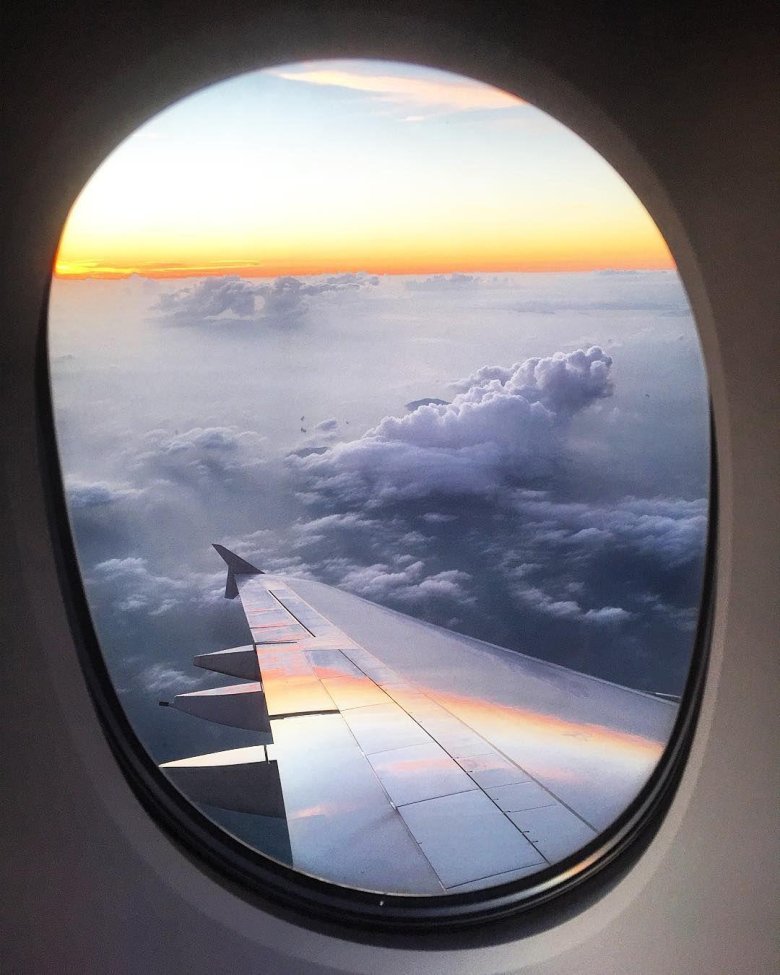 Вид из иллюминатора самолета