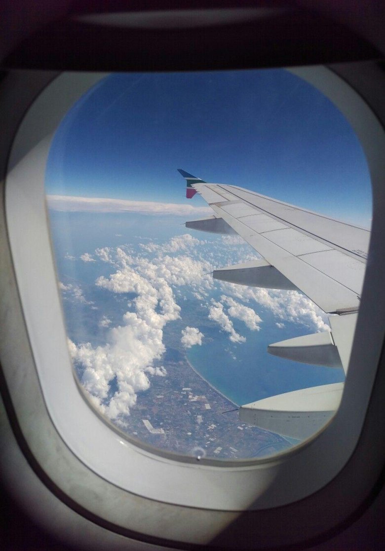 Вид из иллюминатора самолета на крыло