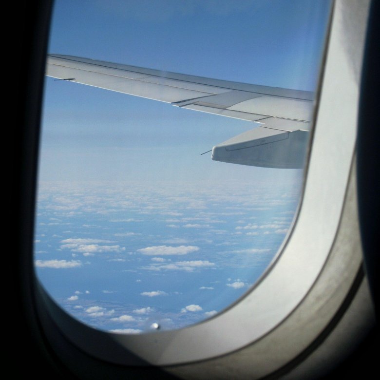 Вид из иллюминатора самолета на крыло