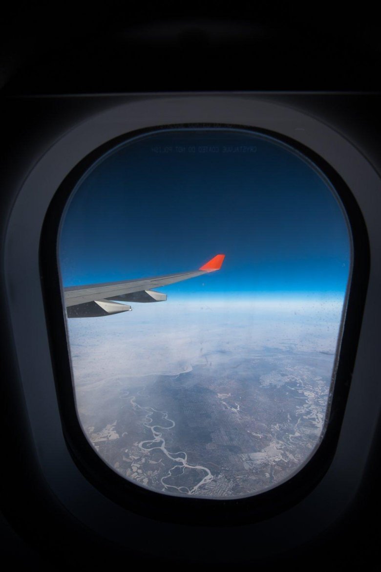 Вид из иллюминатора самолета на крыло
