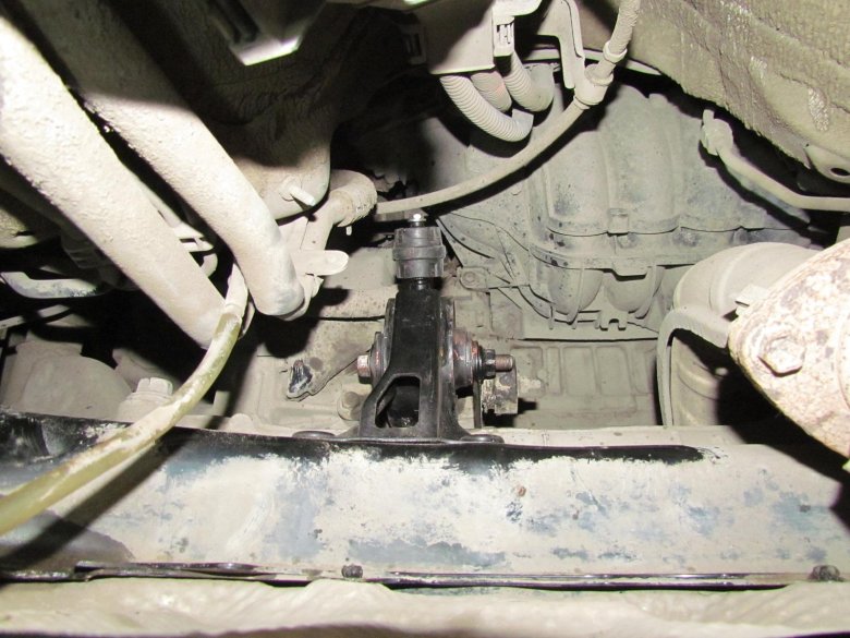 Задняя подушка двигателя истима