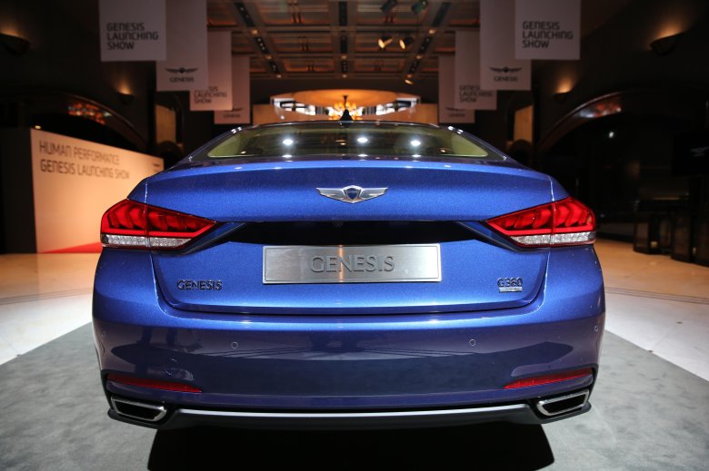 Hyundai genesis сзади