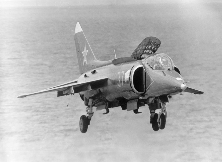 Штурмовик палубный як-38м