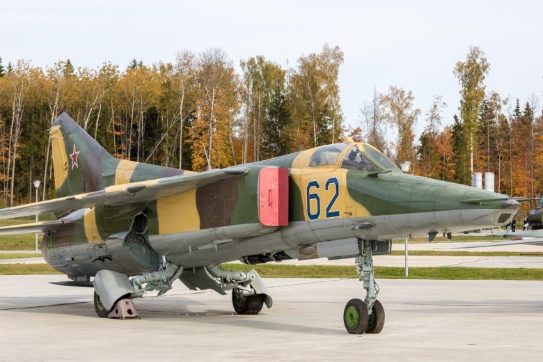 Истребитель бомбардировщик миг 27