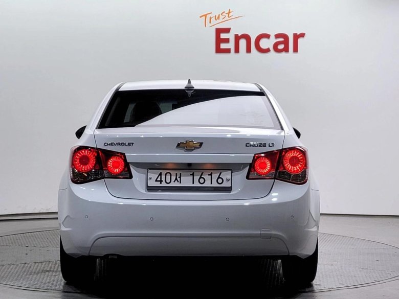 Белый шевроле круз