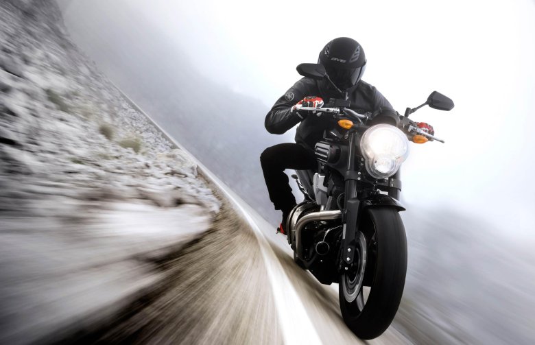 Едет на мотоцикле