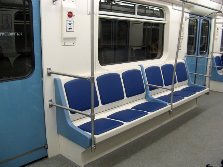 Вагон метро изнутри сбоку