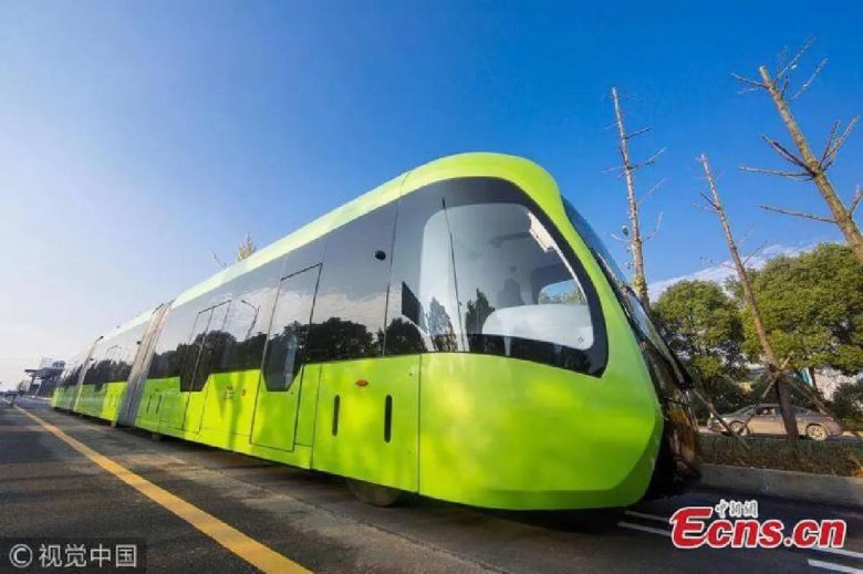 Безрельсовый поезд в китае