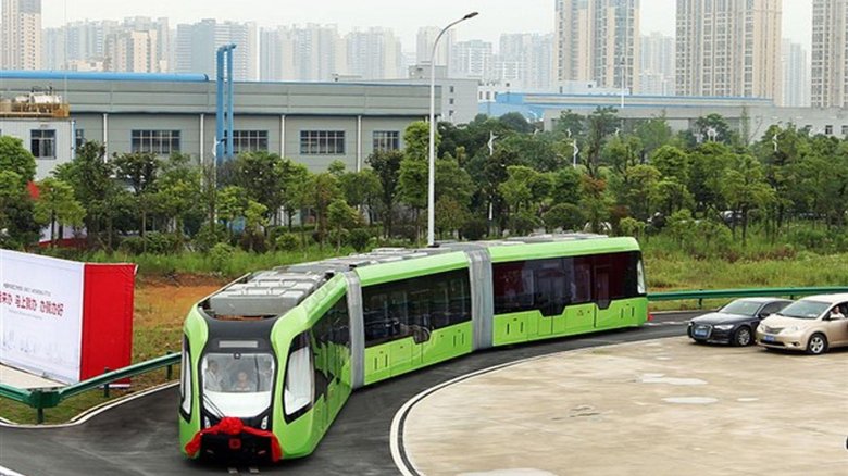 Безрельсовый поезд в китае