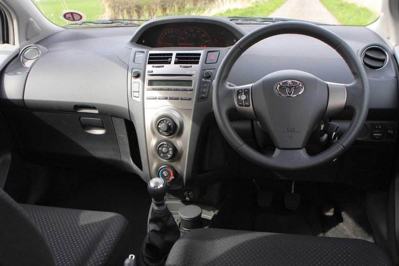 Toyota vitz 2008 салон
