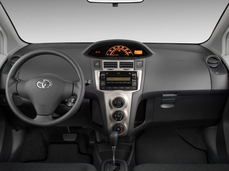 Toyota yaris 2008 салон