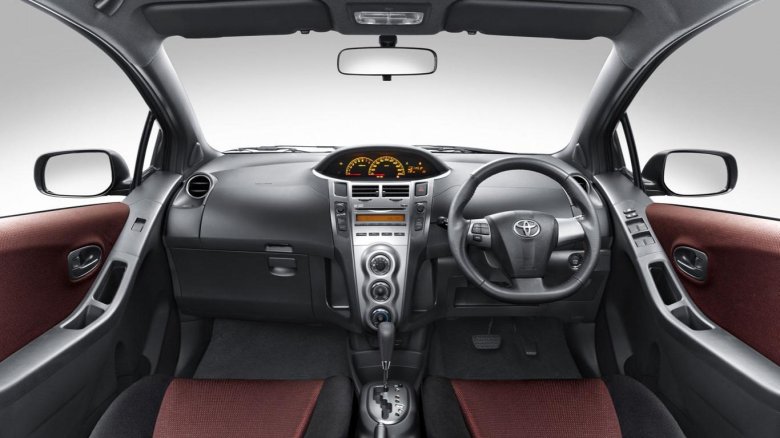 Toyota yaris 2012 салон