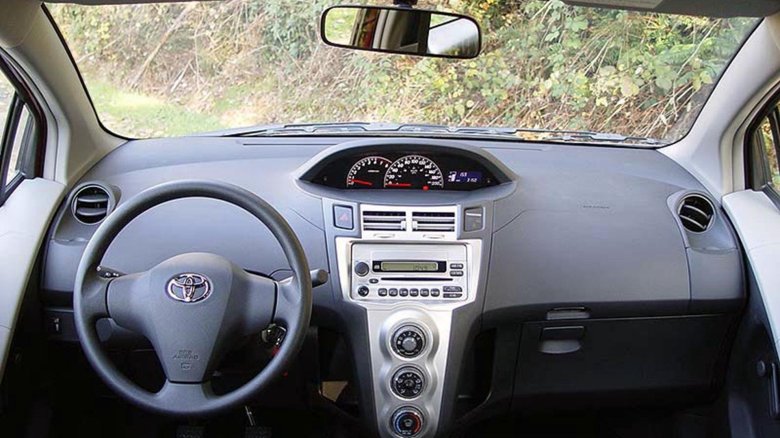 Toyota yaris 2008 салон