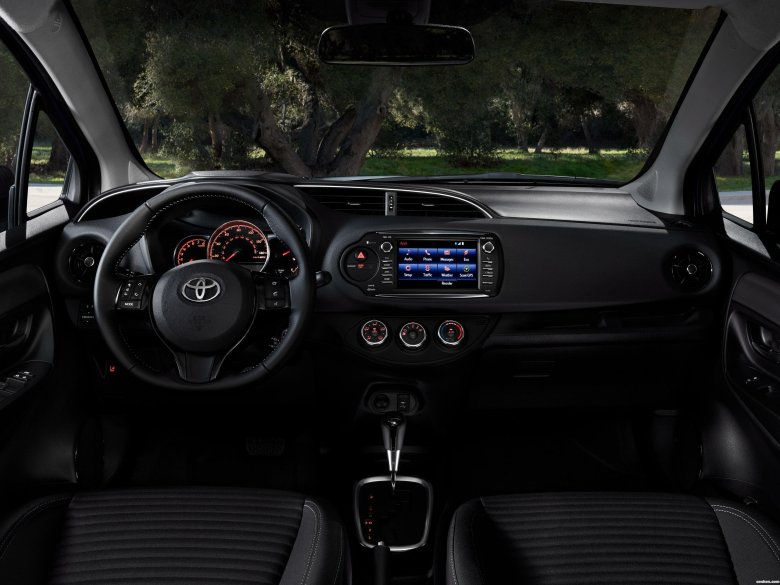 Toyota yaris 2017 салон