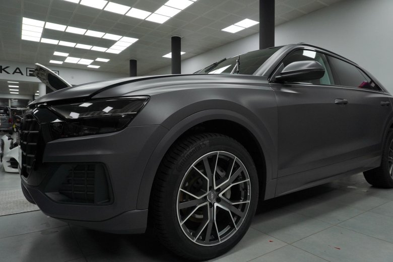 Audi q8 серый матовый