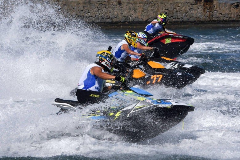 Гонка на аквабайке