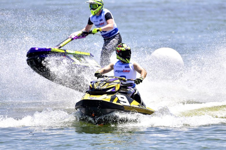 Кольцевая гонка аквабайк