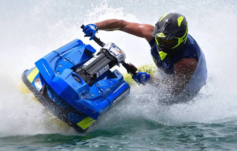 Гоняем на гидроциклах