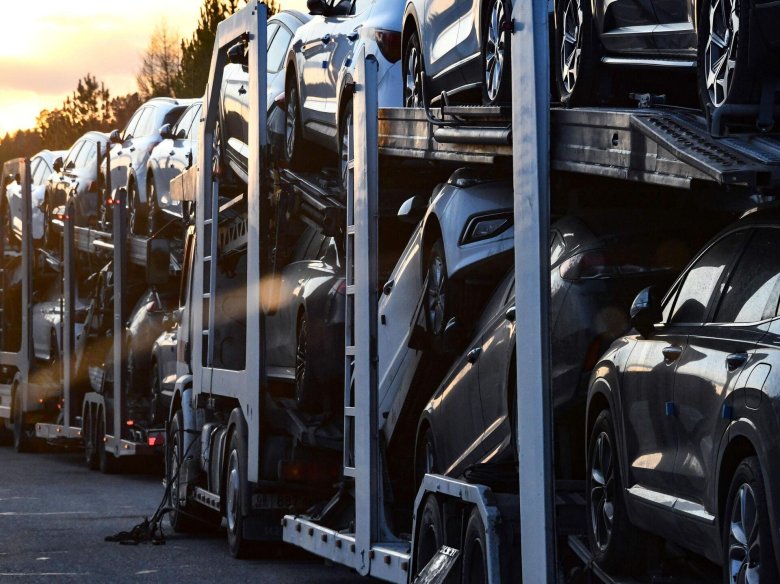 Автовоз с машинами