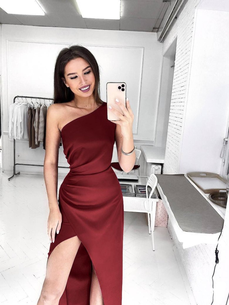 Бордовое платье