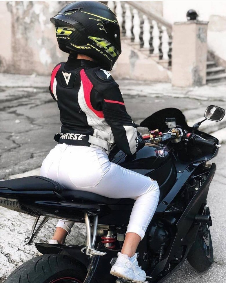 Девушки на мотоциклах в экипировке