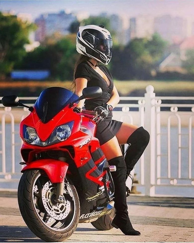 Девушка на красном мотоцикле