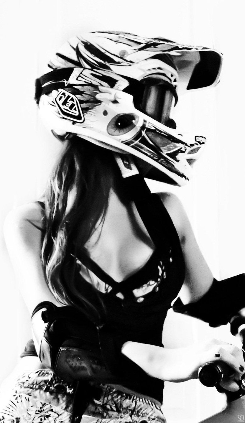 Девушка в шлеме