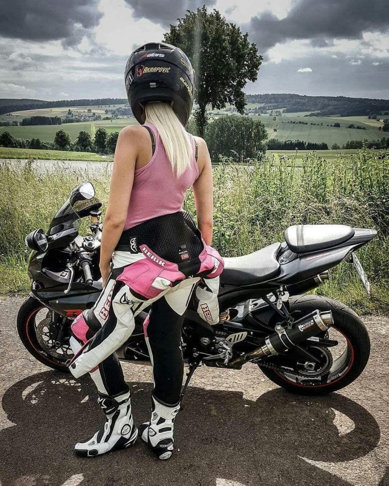 Блондинка на мотоцикле